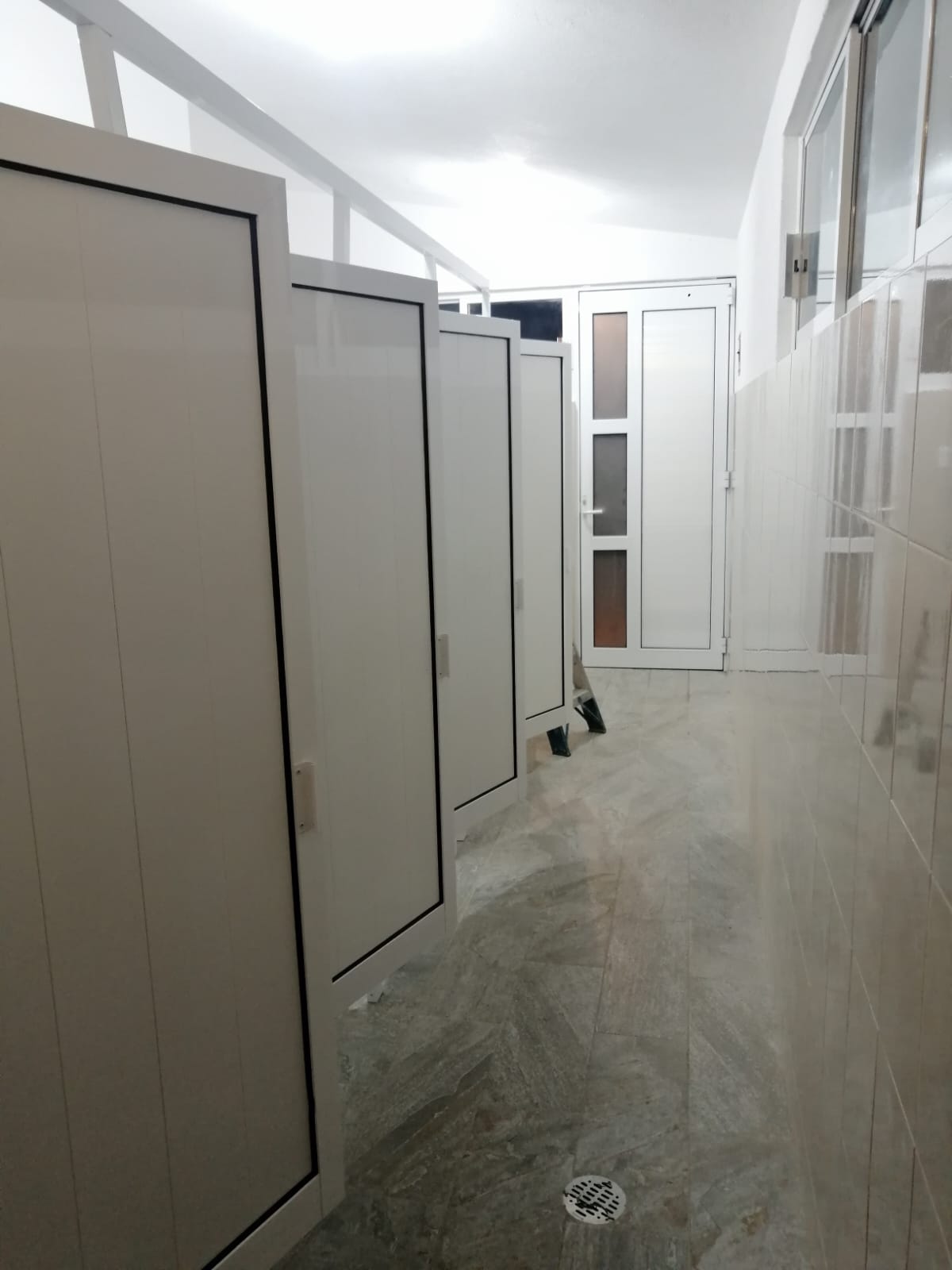 Fotografía adicional de Canceles de Baño y Comerciales