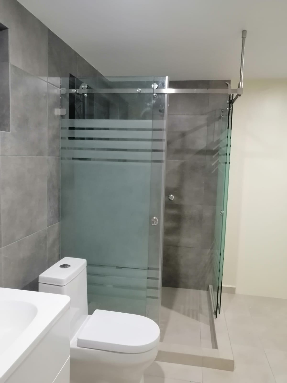 Fotografía adicional de Canceles de Baño y Comerciales