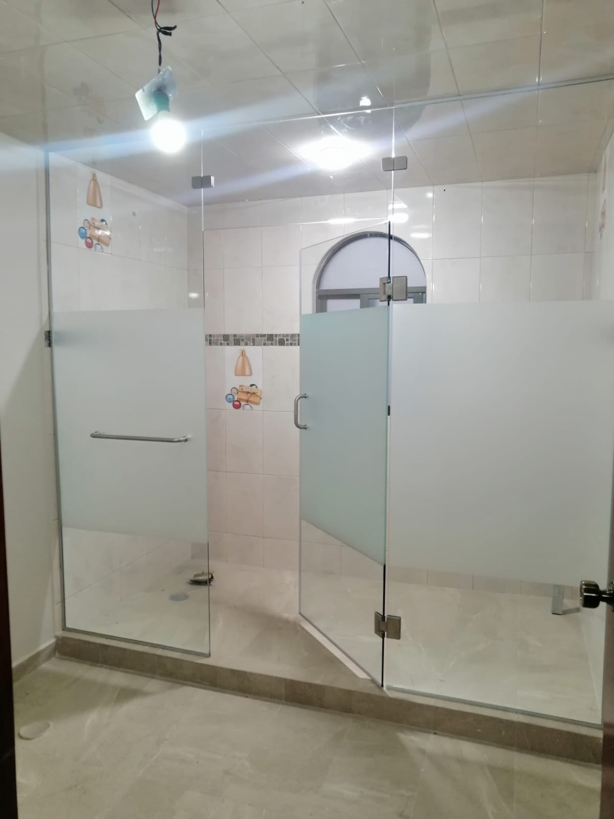 Fotografía adicional de Canceles de Baño y Comerciales